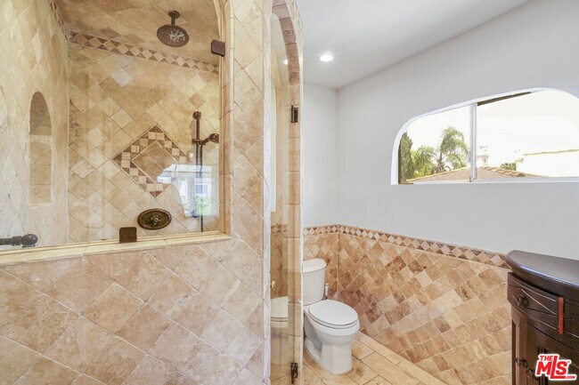 Building Photo - 209 N Doheny Dr