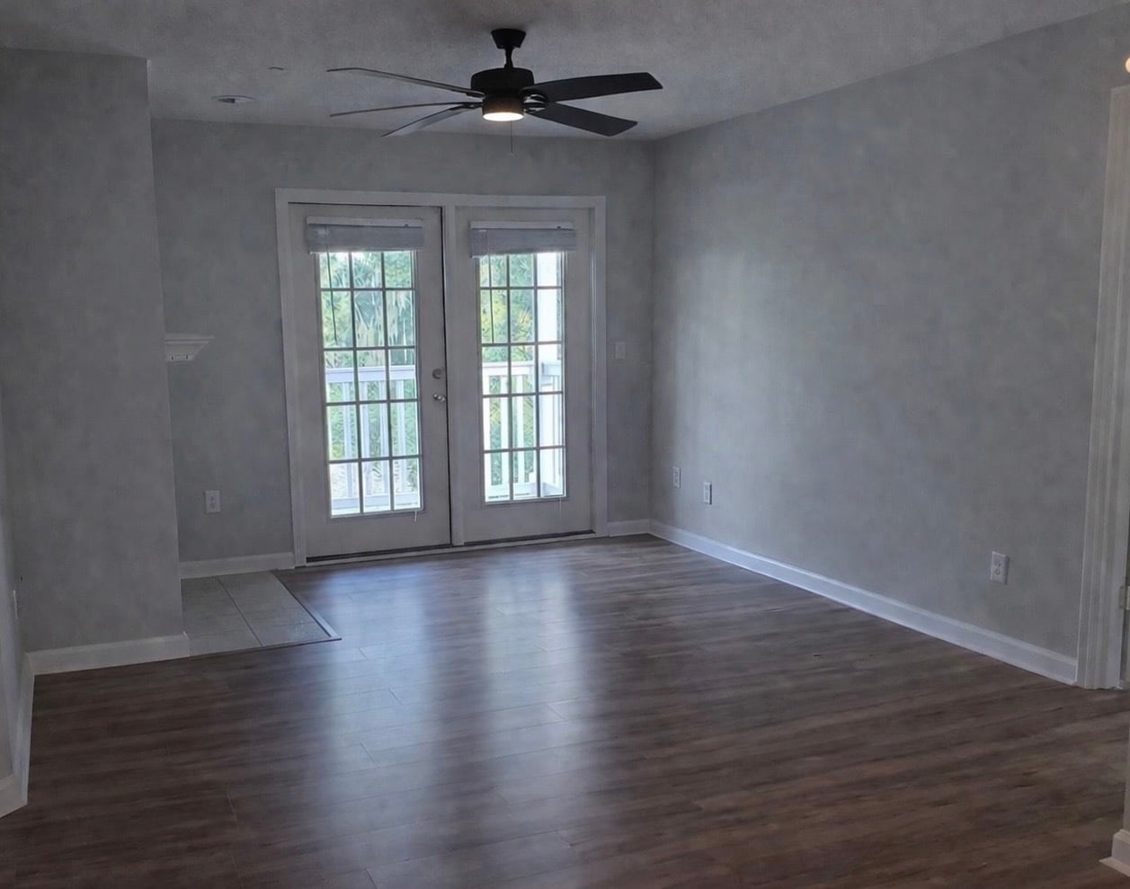 Living room - 100 Kensington Blvd