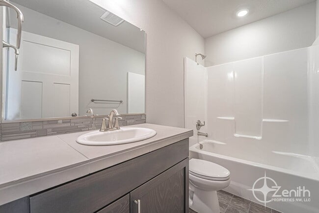 Building Photo - 4261 S Cloverhill Wy