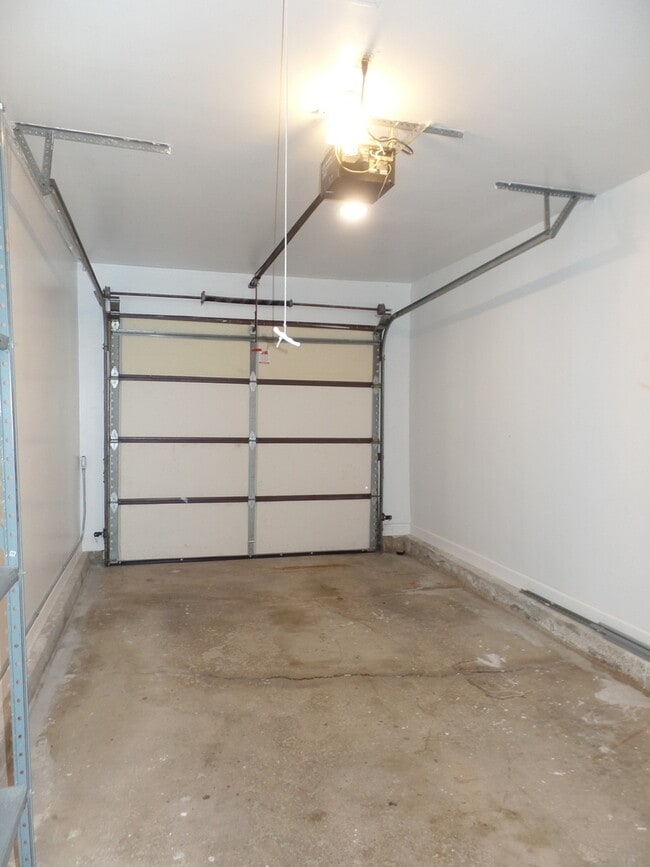 Building Photo - 5910 Bradley Ct N