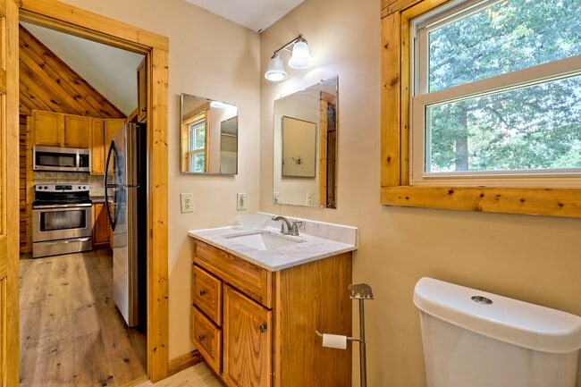 Building Photo - 122 Treetop Ln