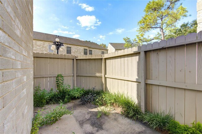 Building Photo - 3050 Holly Hall St