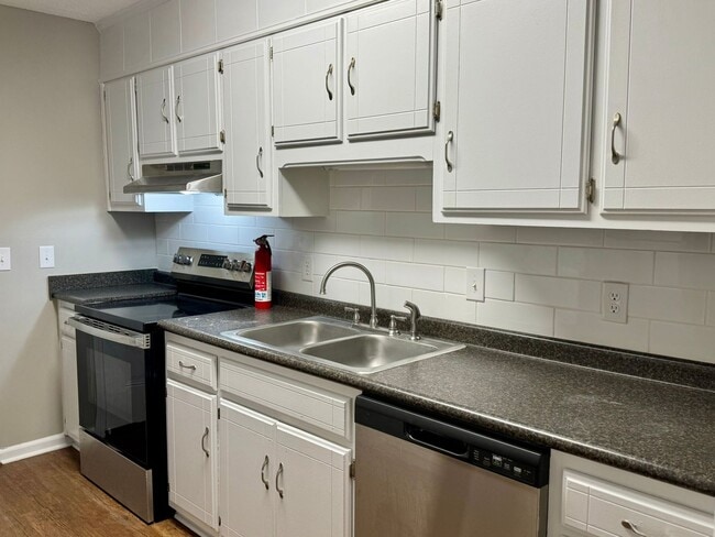 Building Photo - 001 University Ct