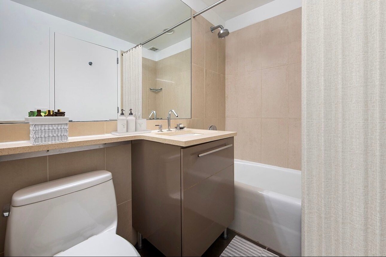 Building Photo - 250 W 93rd St