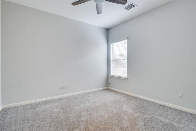 Building Photo - 628 Bottle Brush Dr