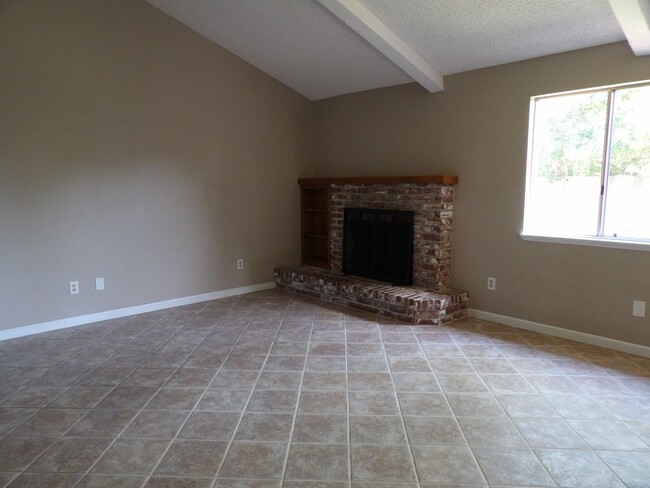 Building Photo - Great home for rent in Visalia!