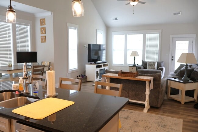 Building Photo - 301 Albemarle Ln