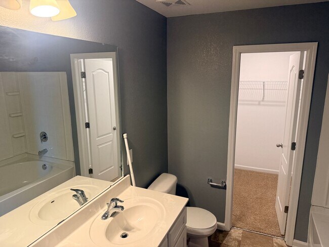 Building Photo - Beautiful Townhome in Charlotte, minutes from the airport