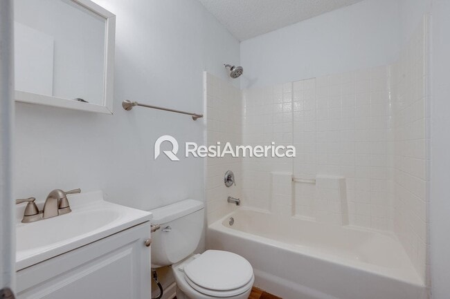 Building Photo - Charming 3-Bedroom 2 bath available now