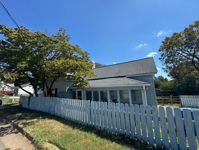 Building Photo - 804 3rd St