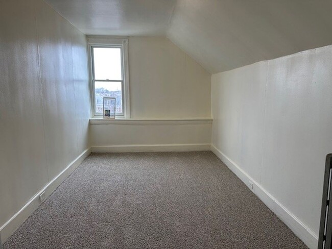 Building Photo - 2nd Floor 2 Story 2 Bedroom 1 Bathroom Apa...