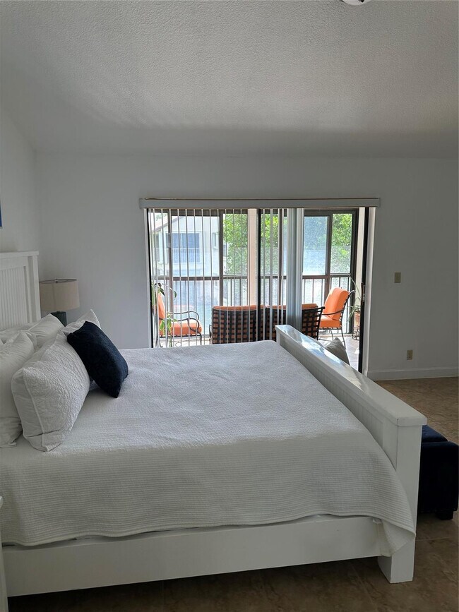 Building Photo - 3024 Lucerne Park Dr