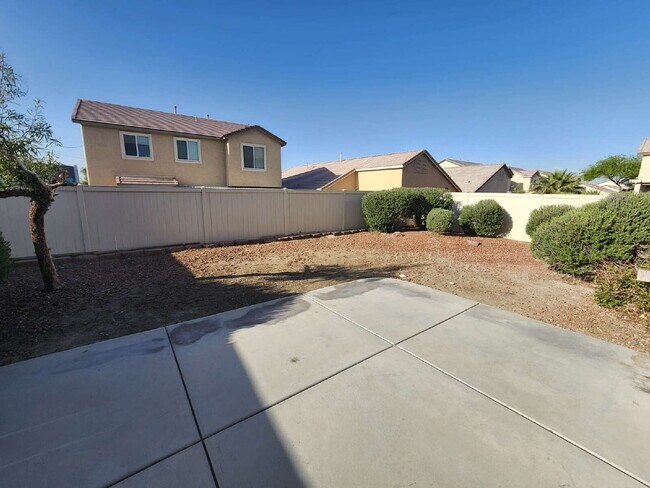 Building Photo - "Charming 3-Bed Oasis with 2 Full Baths in North Las Vegas – 1305 Sq Ft of Comfort!"