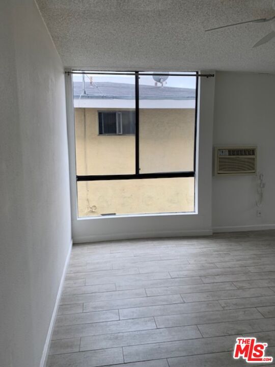 Building Photo - 922 N Hudson Ave