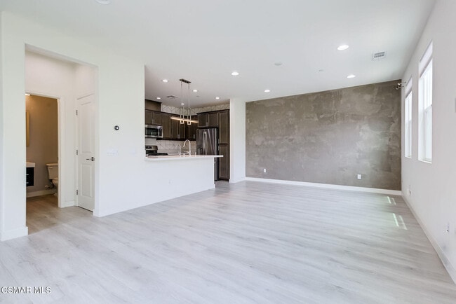 Building Photo - 597 Mustang St