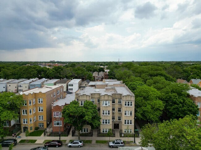 Primary Photo - 3355 W Sunnyside Ave