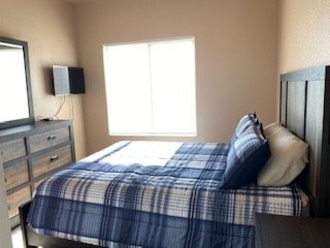 Building Photo - Fully Furnished: Beautiful 3 bedroom, 2 ba...