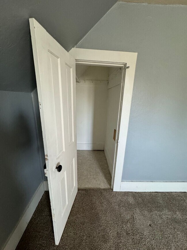 Building Photo - 605 N State St