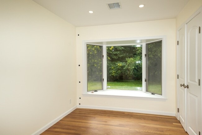 Building Photo - 135 Maple St