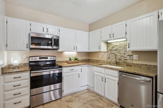 Building Photo - Spacious 2BD, 2BA Condo with Bonus Flex Room