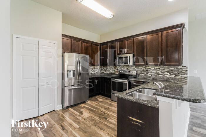 Building Photo - 2612 Royal Pointe Dr