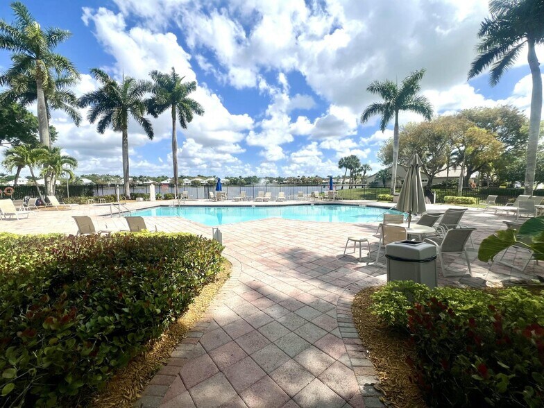 Building Photo - 10614 Lake Shore Dr