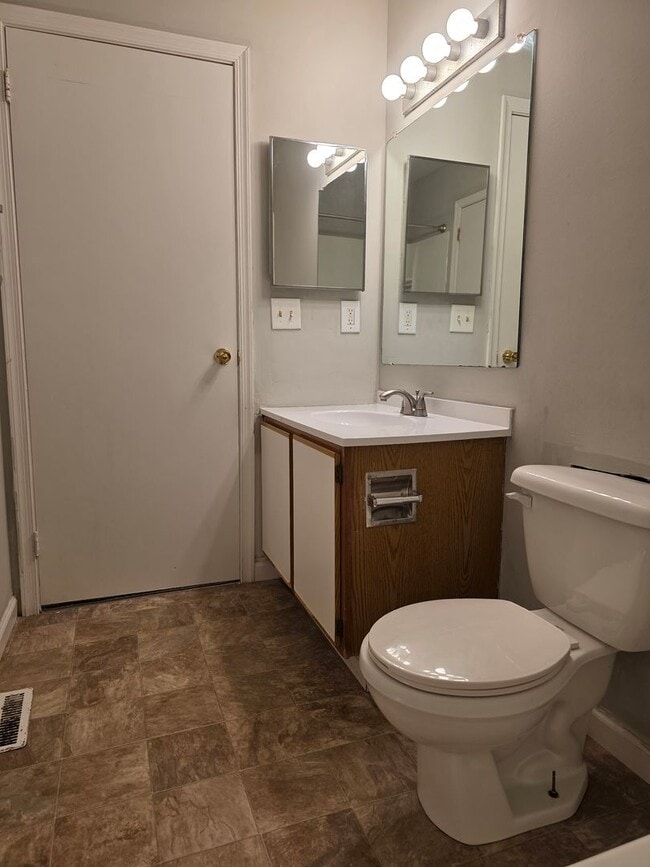 Building Photo - Townhouse in Newark/Bear Area