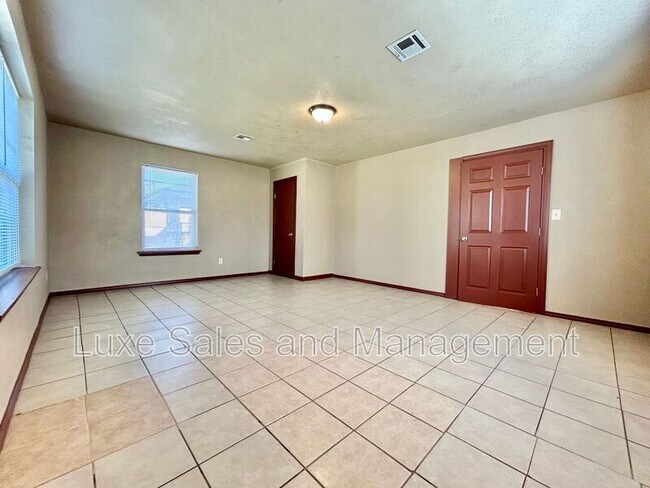 Building Photo - 605 Moraine Ave