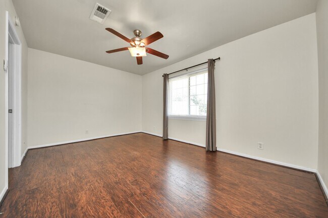 Building Photo - 6334 Chevy Chase Dr