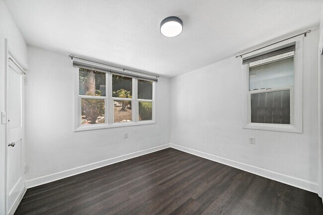 Building Photo - 4978 N Maywood Ave