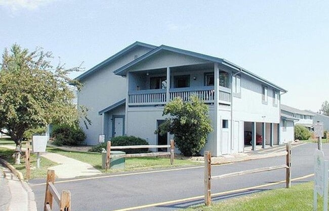 Building Photo - (2026 PRE-LEASING) Nicely maintained 2bd 1ba townhome in ideal location!  (Swimming POOL)