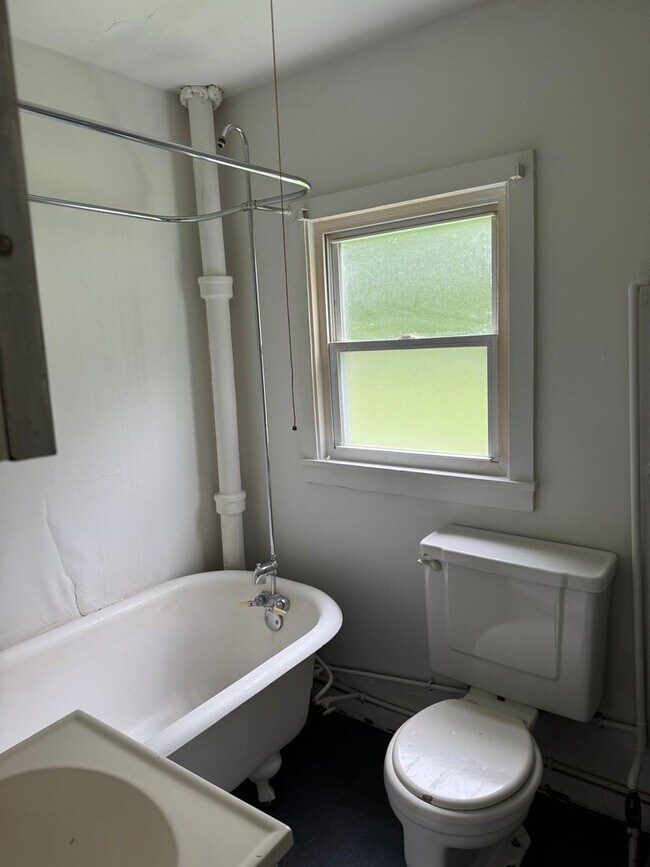 Building Photo - 2 bedroom | 1 bathroom home PLUS detached ...