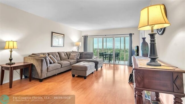 Building Photo - 3150 N Palm Aire Dr