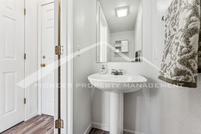 Building Photo - Spacious Home with Fenced Yard and Washer/Dryer