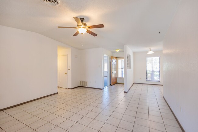 Building Photo - 3 Bedroom 2 Bath Home