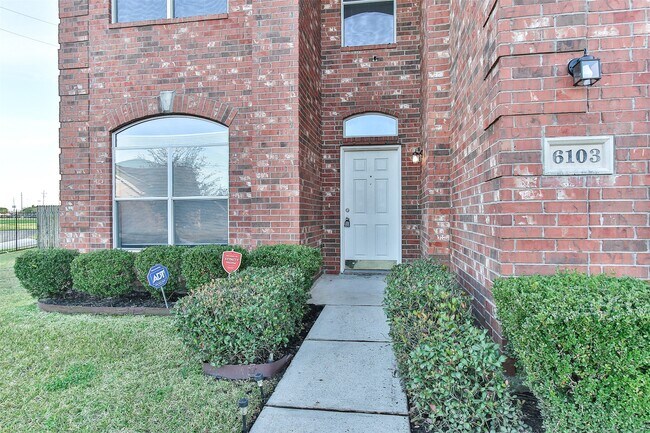 Building Photo - 6103 Menor Crest Dr