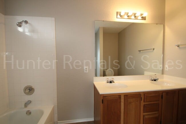 Building Photo - Close to Schools off of Chantz Drive!