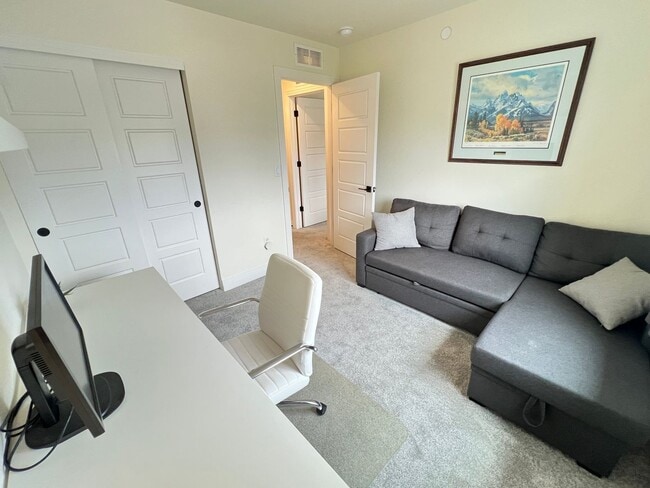 Building Photo - Students Welcome! 2 Story townhome in Registry Ridge---furnished option available