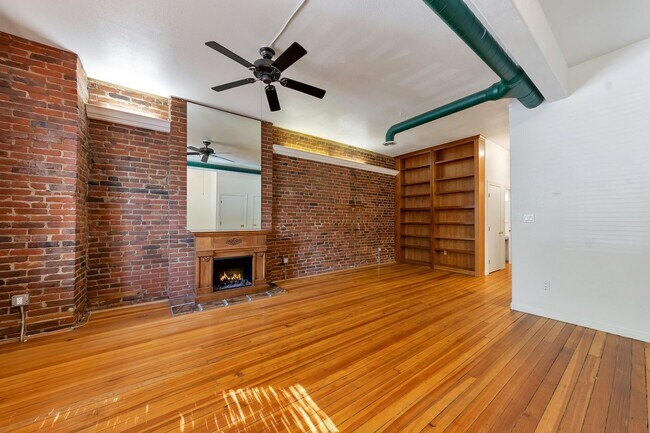 Building Photo - Beautiful Row Home Style Condo Central Den...