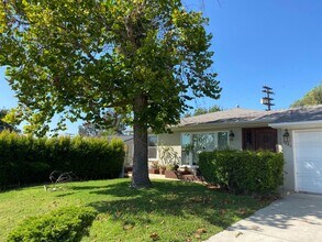 Building Photo - Fireplace! 1 Car Garage! Double Stainless Steel Oven! HUGE Enclosed Yard! Remodeled!