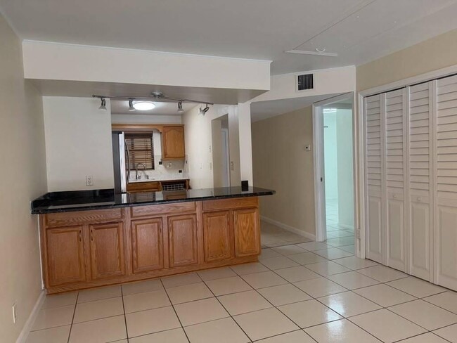 Building Photo - 2977 Riverside Dr