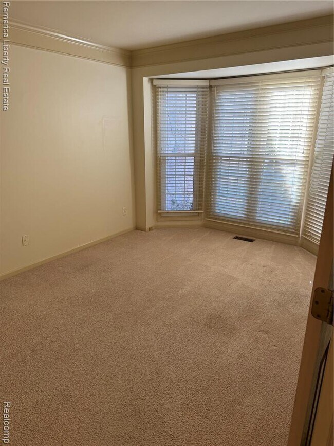 Building Photo - 39484 Village Run Dr