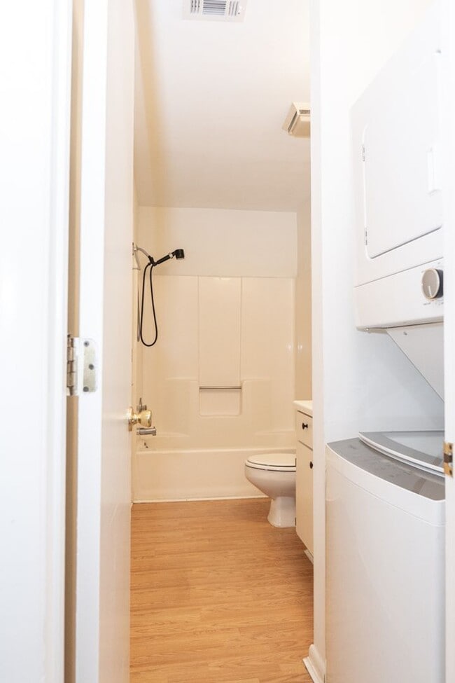 Building Photo - Spacious Two Bedroom Townhome