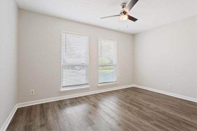 Building Photo - 10100 Woodglen Dr