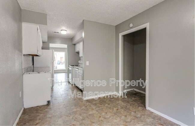 Building Photo - 210 Kathleen Dr