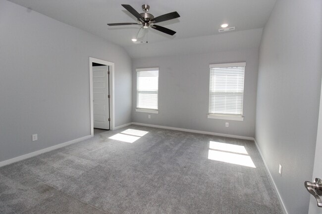 Building Photo - 427 Wagon Wheel Ave
