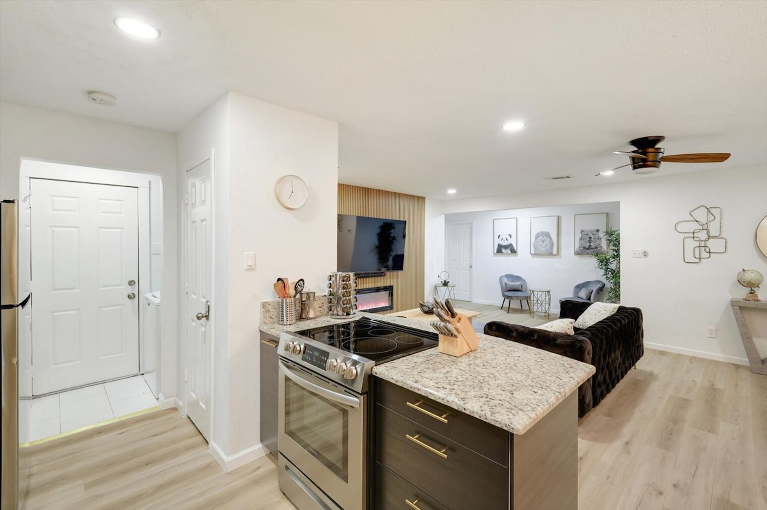 Building Photo - 8005 Woodhue Rd