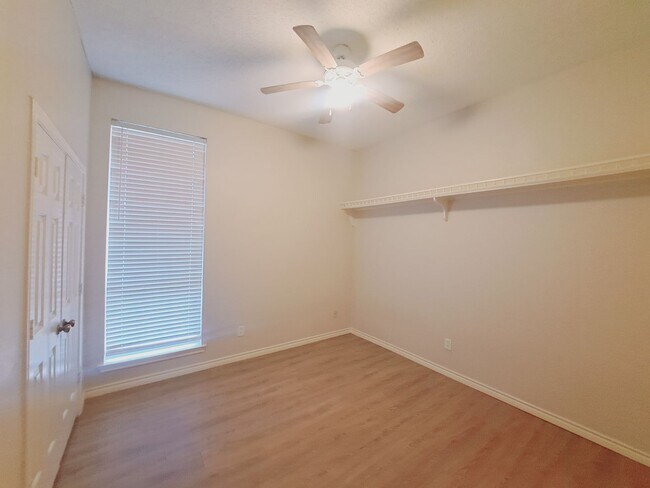 Building Photo - Beautiful 4/3/2 with Sparkling Pool!