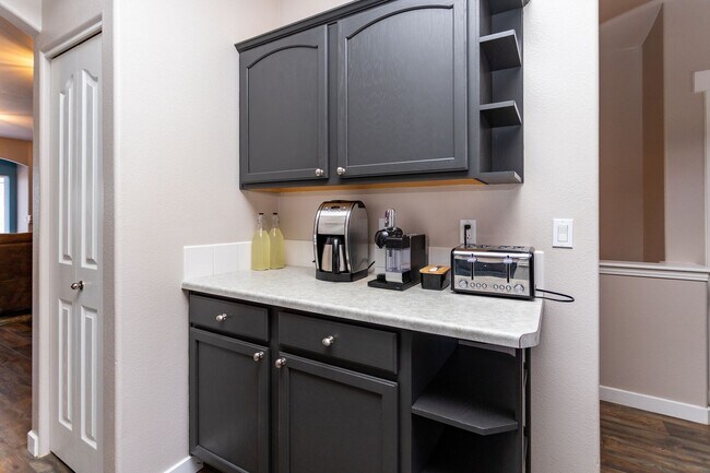 Building Photo - Bright and Airy 2-Bedroom Condo in Charmin...