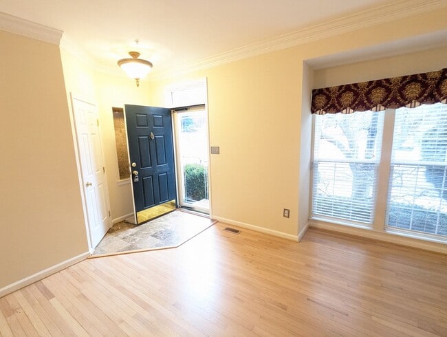 Building Photo - Townhome in *OAKDALE school district* ready for you now!